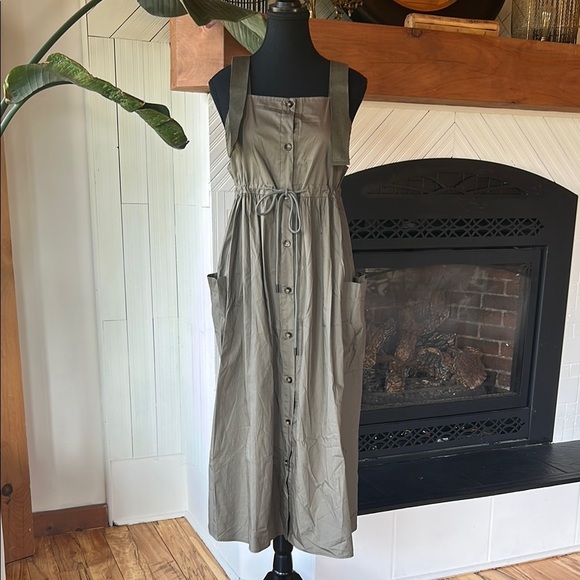 Green Sleeveless Buttoned Midi Sundress - Picture 1 of 10